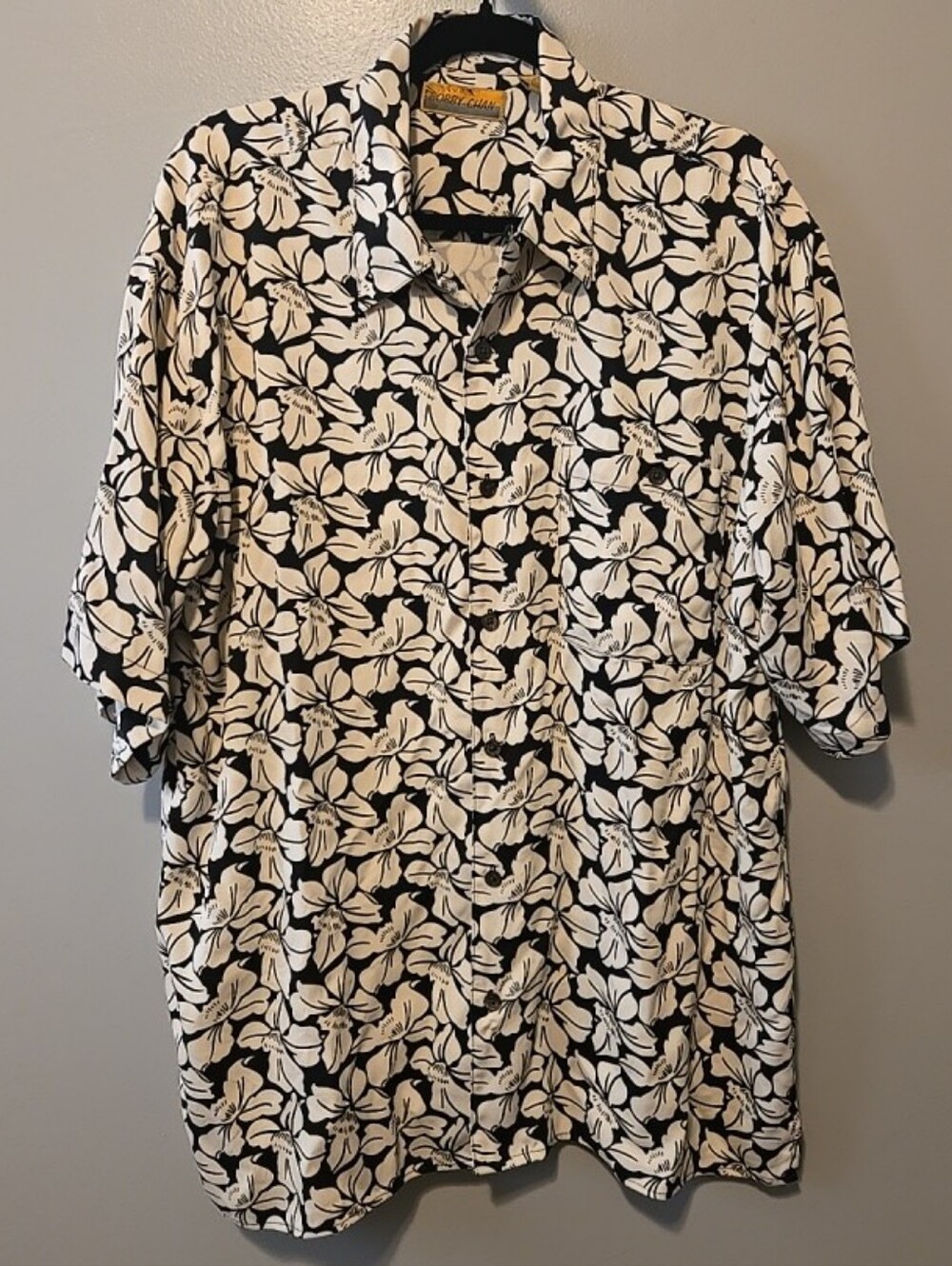 Bobby Chan 100% Silk Black & White Floral  Hawiian Button-Up Shirt Size L
